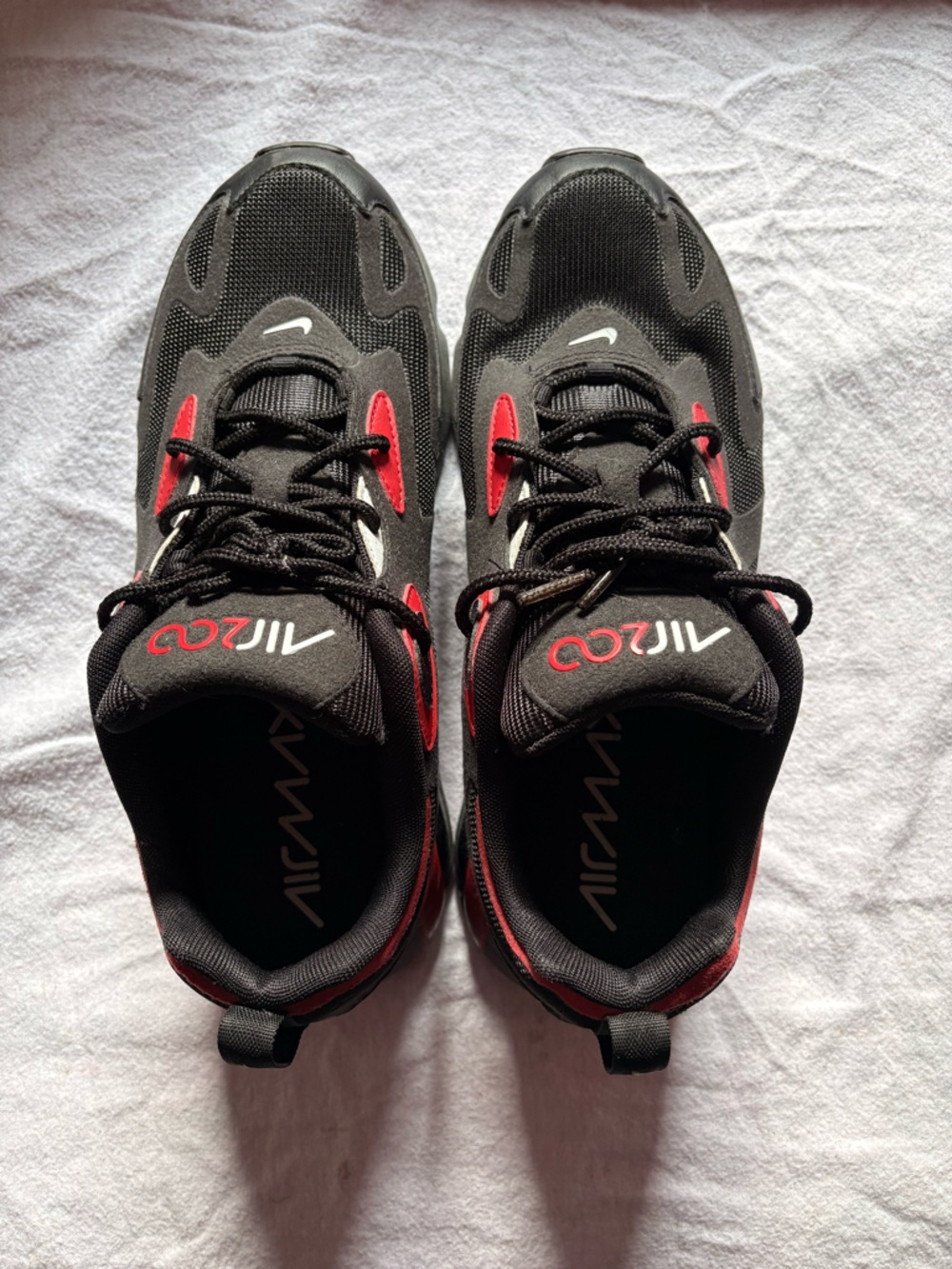 Nike Men's Black and Red Airmax 200 Athletic Sneakers